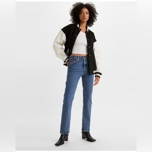Levi’s 501 button fly straight leg jeans. In great condition.